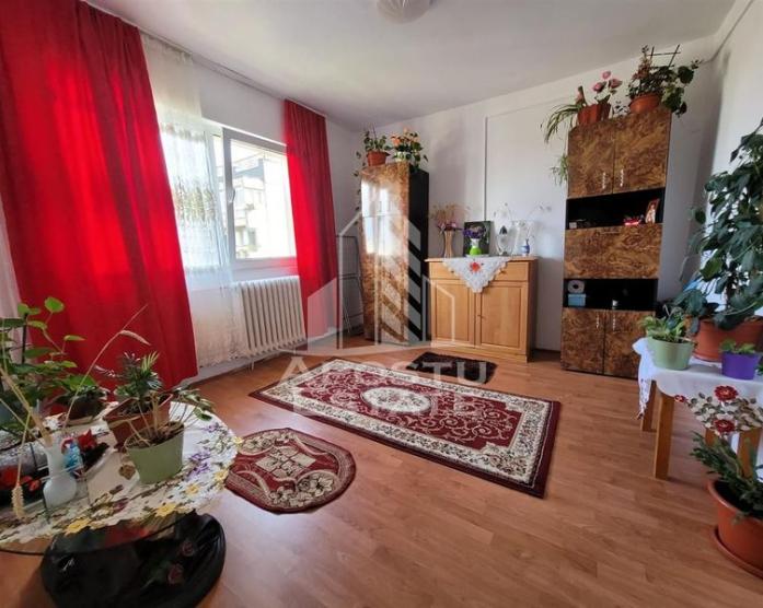 Apartament cu 3 camere, etaj intermediar, Gheorghe Lazar