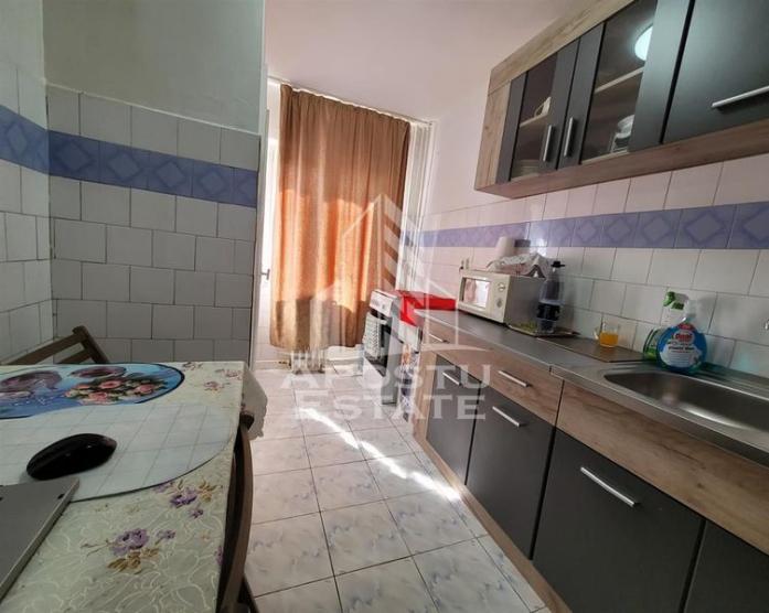 Apartament cu 3 camere, etaj intermediar, Gheorghe Lazar