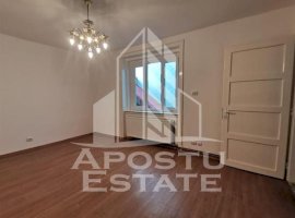 Apartament 2 camere, etaj intermediar, centrala proprie Piata Traian