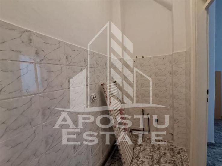 Apartament 2 camere, etaj intermediar, centrala proprie Piata Traian