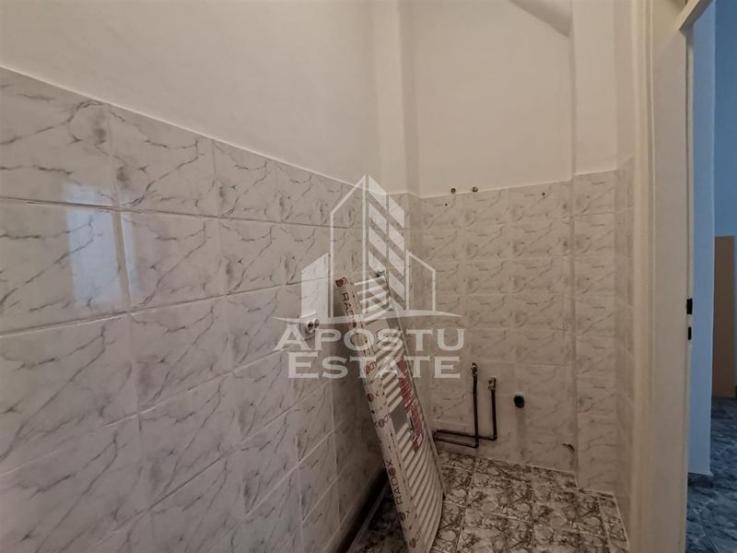 Apartament 2 camere, etaj intermediar, centrala proprie Piata Traian