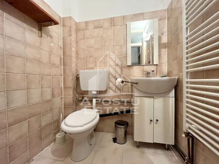 Apartament cu 3 camere, etajul 2, zona Dambovita