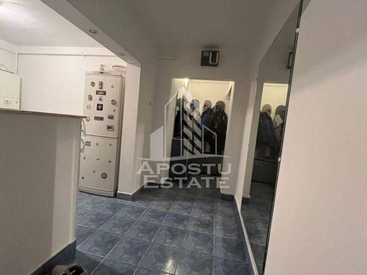 Apartament cu 2 camere, semidecomandat, etaj intermediar