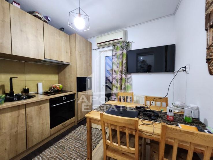 Apartament decomandat cu 3 camere, centrala proprie,  zona Lipovei