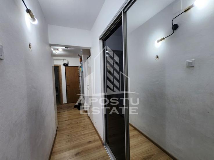 Apartament decomandat cu 3 camere, centrala proprie,  zona Lipovei