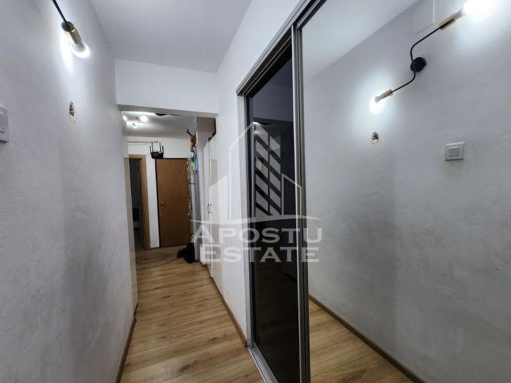 Apartament decomandat cu 3 camere, centrala proprie,  zona Lipovei