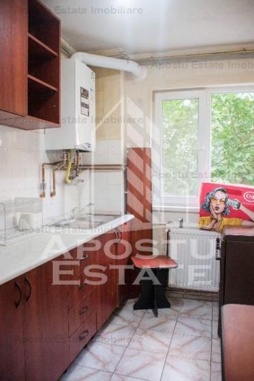 Apartament cu 3 camere, et 1, zona Calea Torontalului