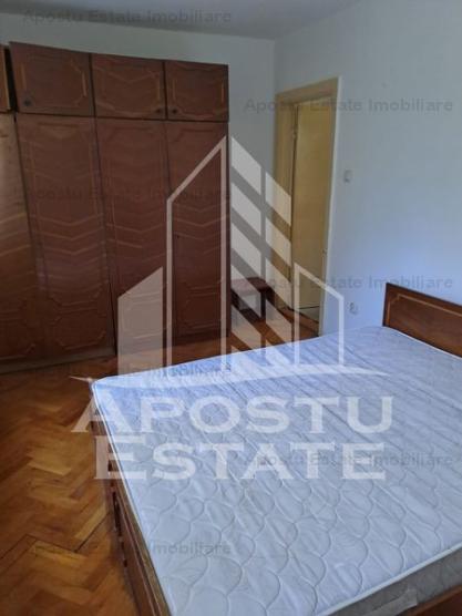 Apartament cu 3 camere, et 1, zona Calea Torontalului