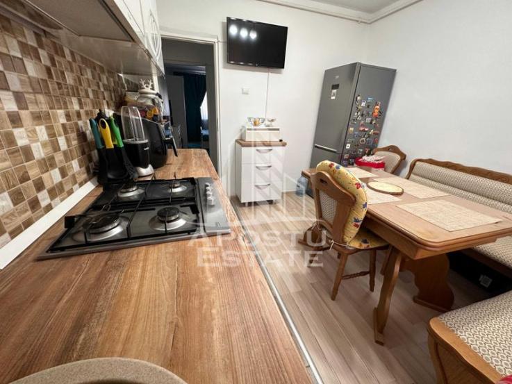 Apartament cu  2 camere, decomandat, etajul 2, zona Sagului