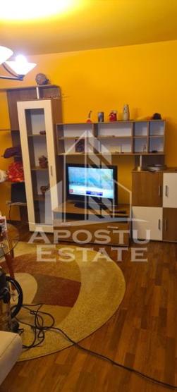 Apartament cu 3 camere, centrala proprie, zona Balcescu