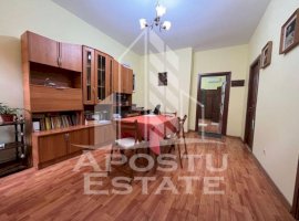 Apartament cu 3 camere, semidecomandat,situat in zona Centrala