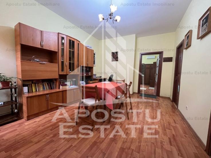 Apartament cu 3 camere, semidecomandat,situat in zona Centrala