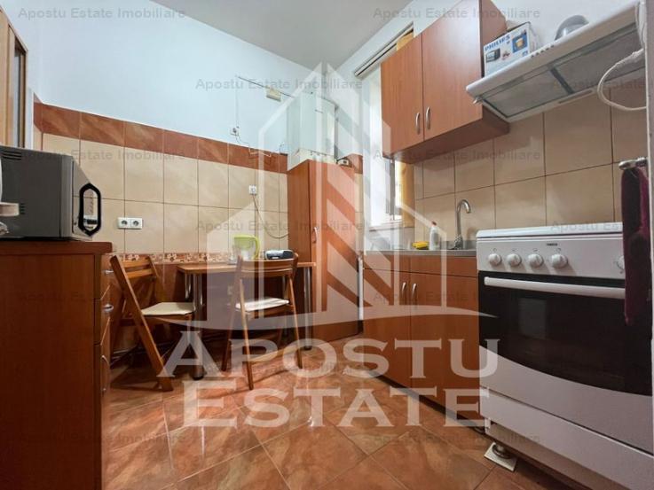 Apartament cu 3 camere, semidecomandat,situat in zona Centrala