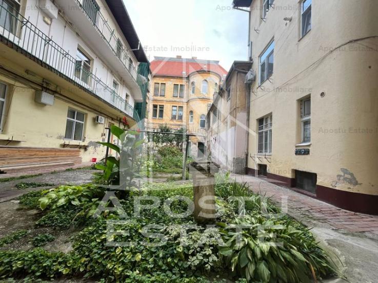 Apartament cu 3 camere, semidecomandat,situat in zona Centrala