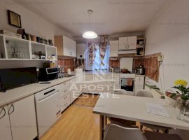 Apartament cu 3 camere, decomandat, centrala proprie, zona Bucovinei