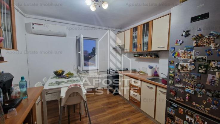 Apartament cu 3 camere, 2 bai, centrala proprie,  zona Lipovei