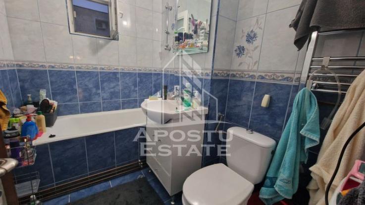 Apartament cu 3 camere, 2 bai, centrala proprie,  zona Lipovei