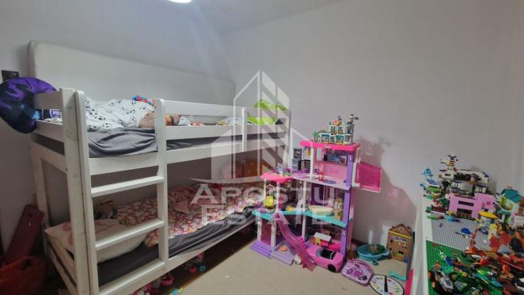 Apartament cu 3 camere, 2 bai, centrala proprie,  zona Lipovei