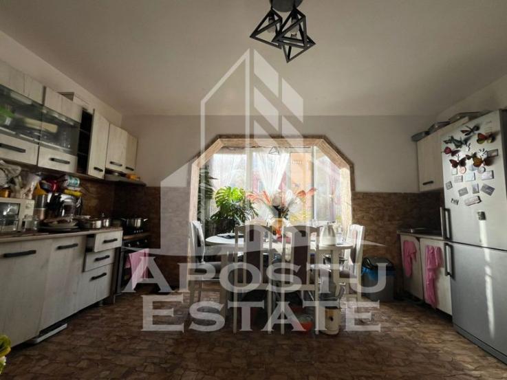 Apartament cu 3 camere, etaj intermediar, zona Dambovita