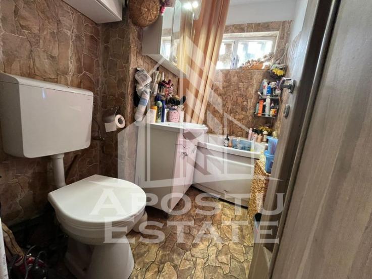 Apartament cu 3 camere, etaj intermediar, zona Dambovita