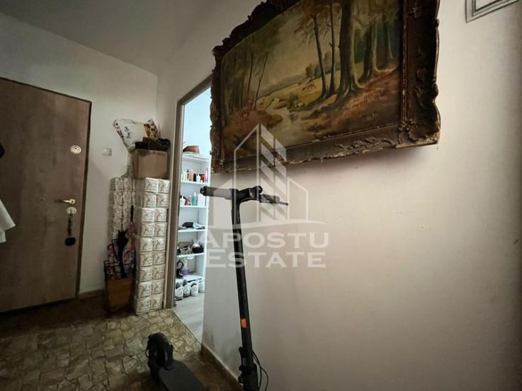 Apartament cu 3 camere, etaj intermediar, zona Dambovita