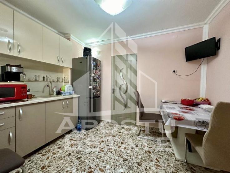 Apartament cu 2 camere, centrala proprie, etaj 1, zona Sagului