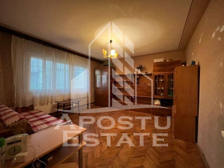 Apartament cu 3 camere, 2 bai, centrala proprie, zona Girocului