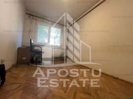 Apartament cu 3 camere, semidecomandat, centrala proprie