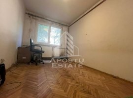 Apartament cu 3 camere, semidecomandat, centrala proprie