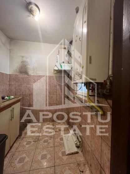 Apartament cu 3 camere, semidecomandat, centrala proprie