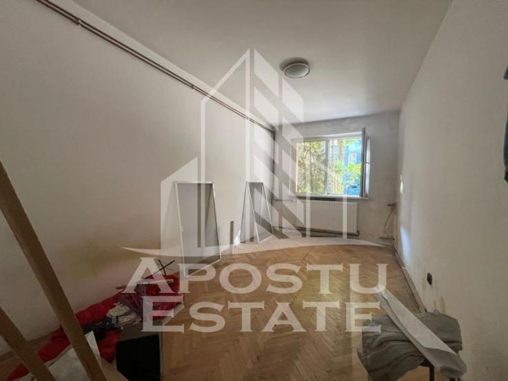 Apartament cu 3 camere, semidecomandat, centrala proprie