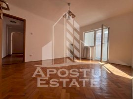 Apartament cu 3 camere, semidecomandat , etaj intermediar