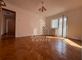 Apartament cu 3 camere, semidecomandat , etaj intermediar