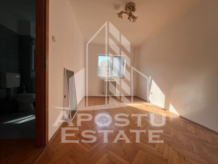 Apartament cu 3 camere, semidecomandat , etaj intermediar