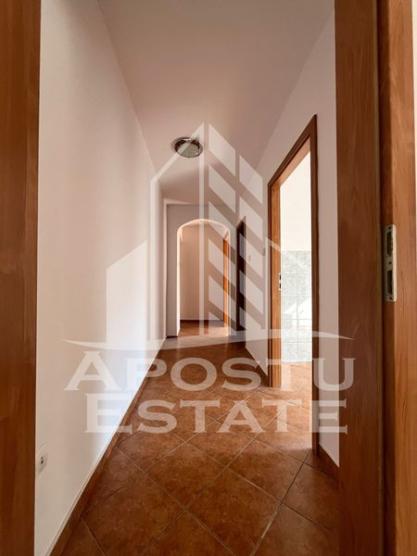 Apartament cu 3 camere, semidecomandat , etaj intermediar