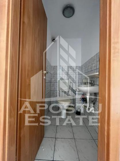 Apartament cu 3 camere, semidecomandat , etaj intermediar