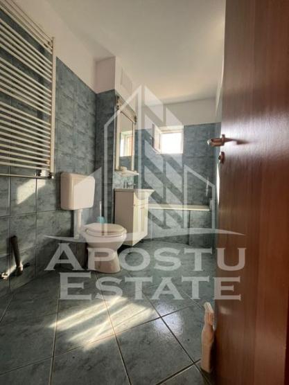 Apartament cu 3 camere, semidecomandat , etaj intermediar