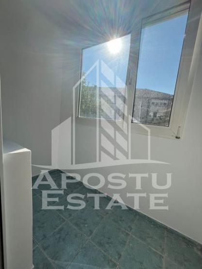 Apartament cu 3 camere, semidecomandat , etaj intermediar