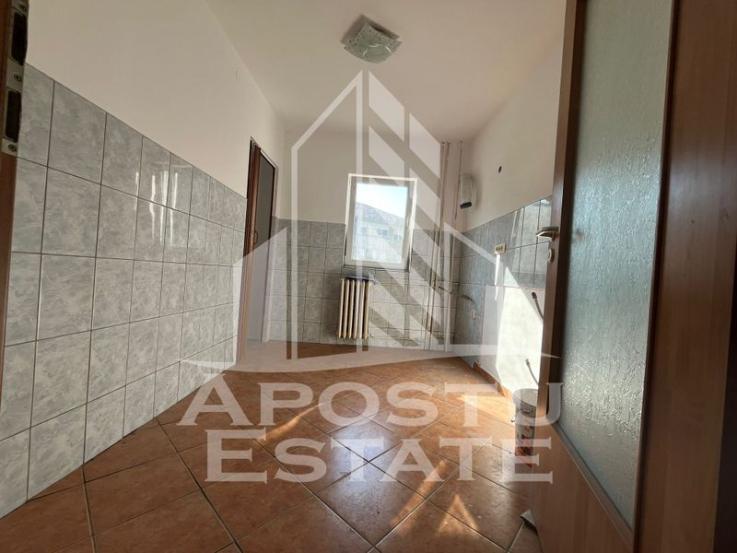 Apartament cu 3 camere, semidecomandat , etaj intermediar