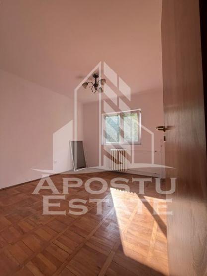 Apartament cu 3 camere, semidecomandat , etaj intermediar