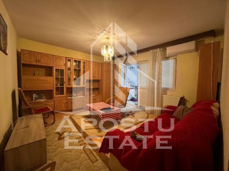 Apartament cu 3 camere, 2 bai, decomandat, situat in zona Buziasului