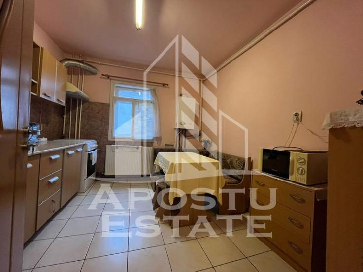 Apartament cu 3 camere, 2 bai, decomandat, situat in zona Buziasului