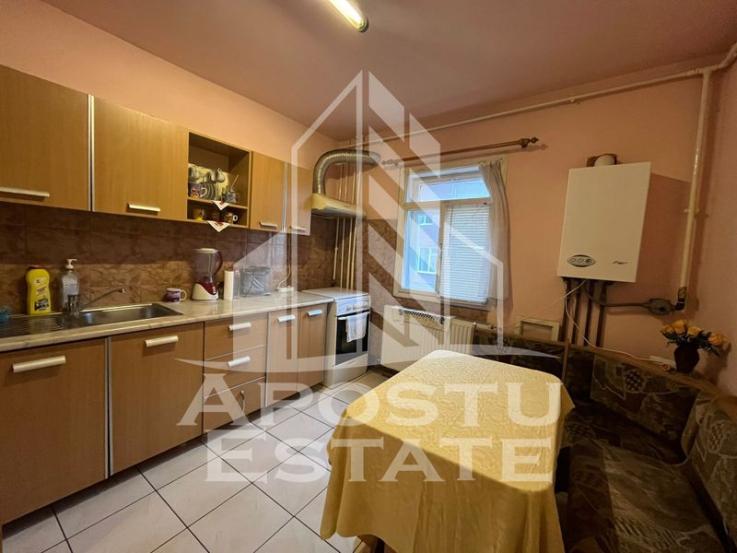 Apartament cu 3 camere, 2 bai, decomandat, situat in zona Buziasului