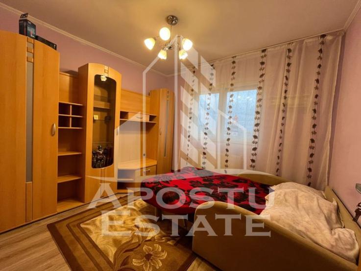 Apartament cu 3 camere, 2 bai, decomandat, situat in zona Buziasului