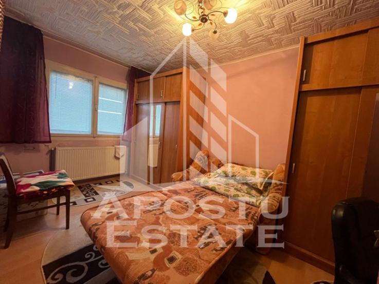 Apartament cu 3 camere, 2 bai, decomandat, situat in zona Buziasului