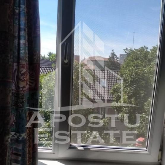 Apartament 3 camere, decomandat cu centrala proprie langa Medicina