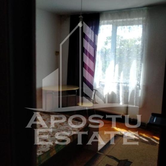 Apartament 3 camere, decomandat cu centrala proprie langa Medicina