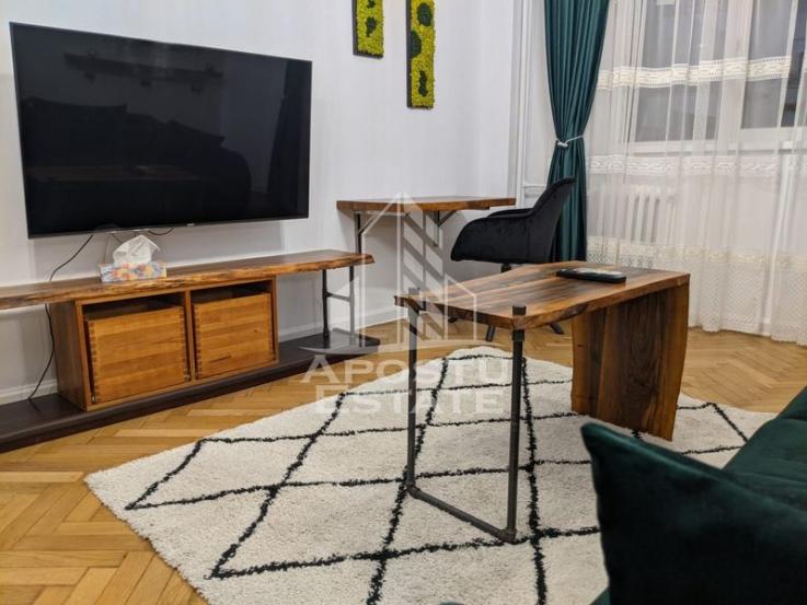 Apartament 2 camere, etaj intermediar decomandat in Piata Unirii.