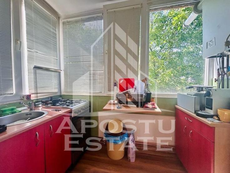 Apartament 2 camere cu centrala,  etaj intermediar, in zona Bucovina