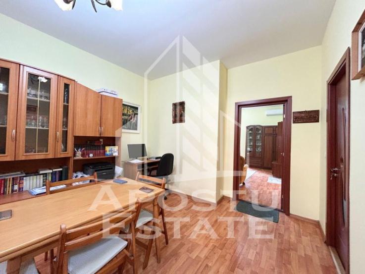 Apartament 3 camere, in Piata Maria la doar 500 m de centru.